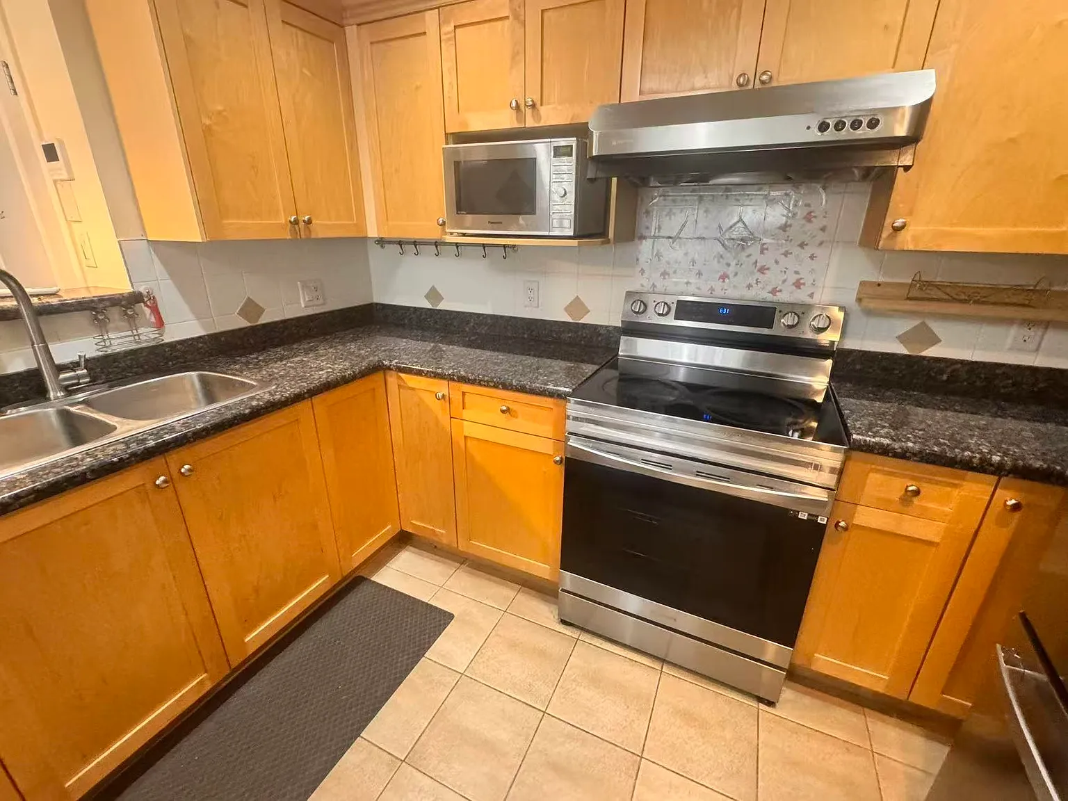3 bed, 1195 sqft, $3,200 — Photo 2