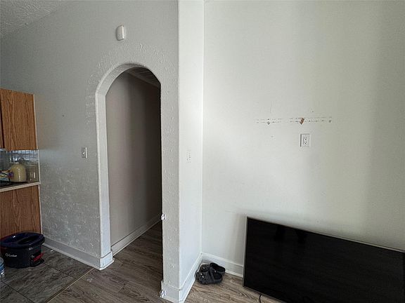 5th image of 502 S Hyannis Port St