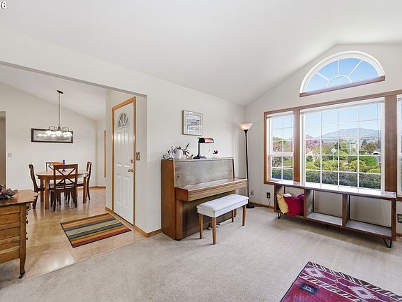 4th image of 2277 Bonnie Ln