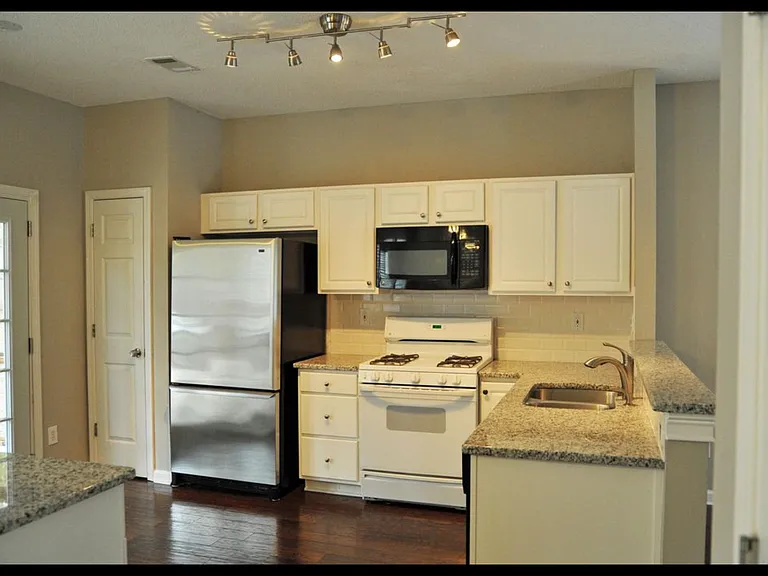 10905 Wittenridge Dr — Photo 3