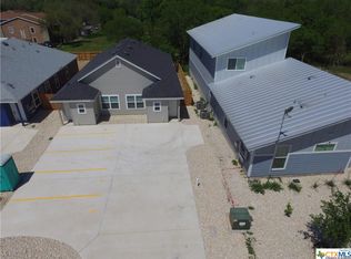 938 Country Club Dr, Seguin, TX 78155