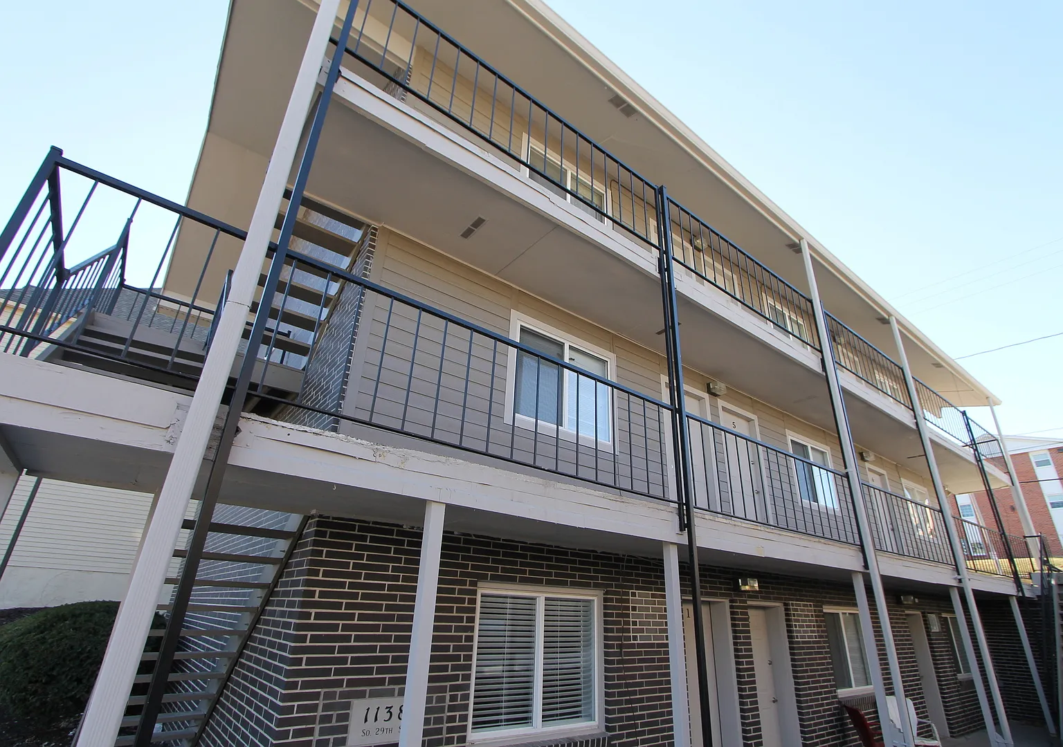 Midtown is a Must! 1 bedroom at the Coventry! Free laundry and Parking! — Photo 1