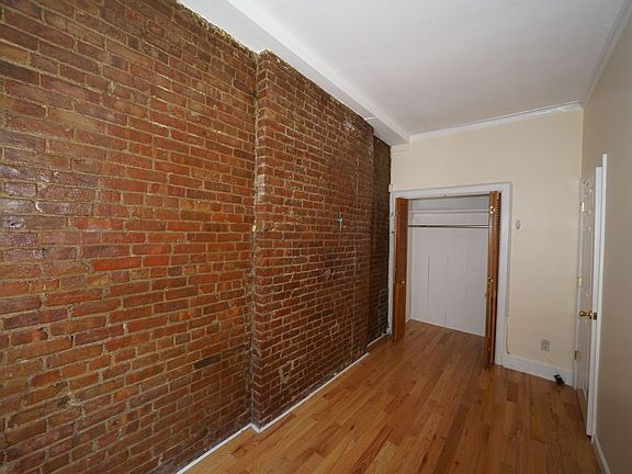 3rd image of 208 E 60th St #3F