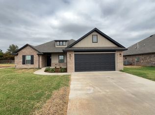 1943 W Flintlock Way, Mustang, OK 73064
