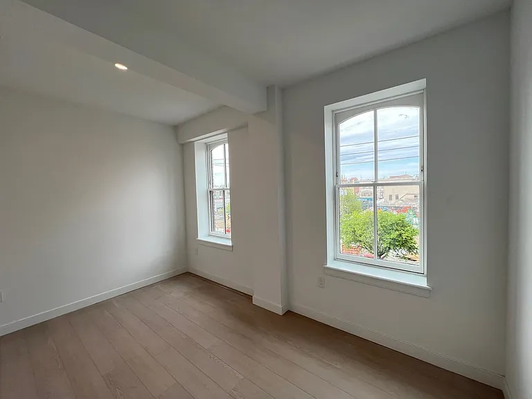141 Christopher Columbus Dr #2 — Photo 25