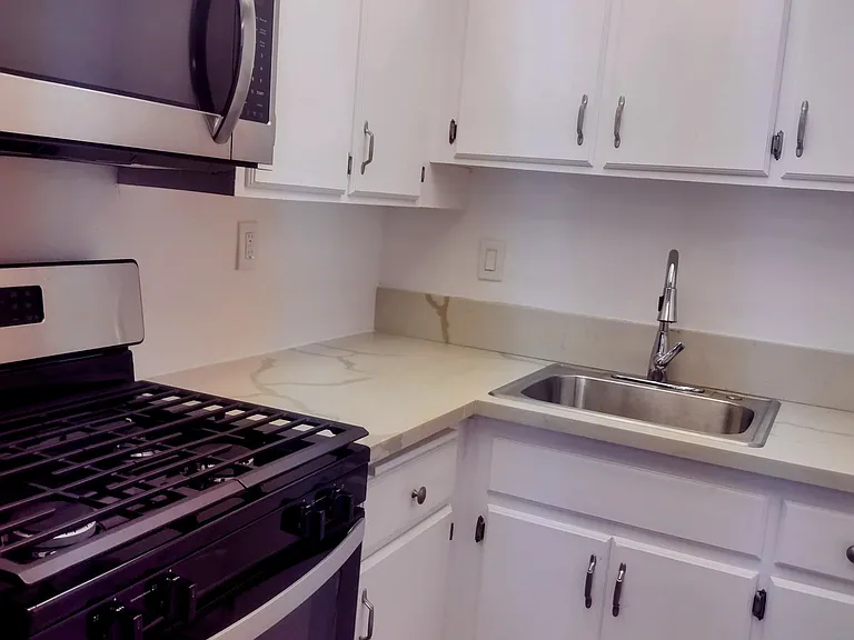 640 W 7th St #5 — Photo 6