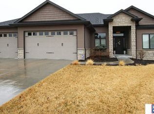 9722 Andre Cir, Lincoln, NE 68526