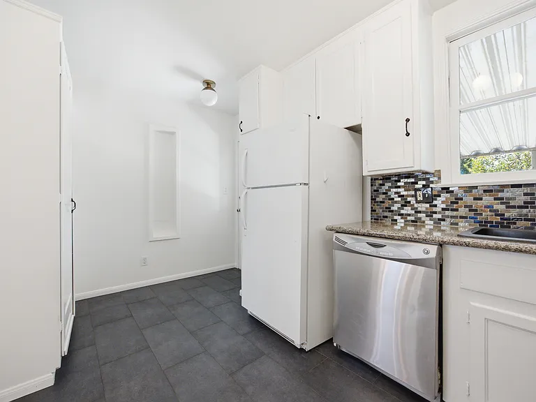 7439 Amestoy Ave — Photo 7