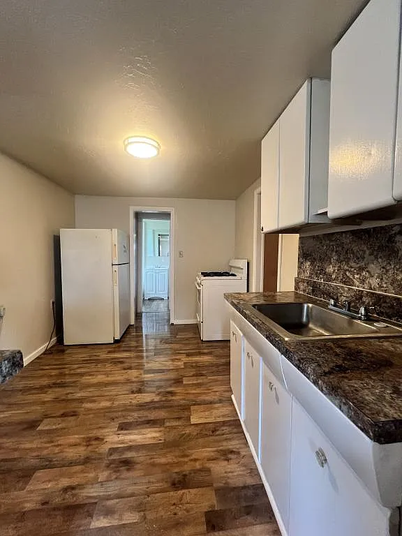 121 S Hope Ave — Photo 3
