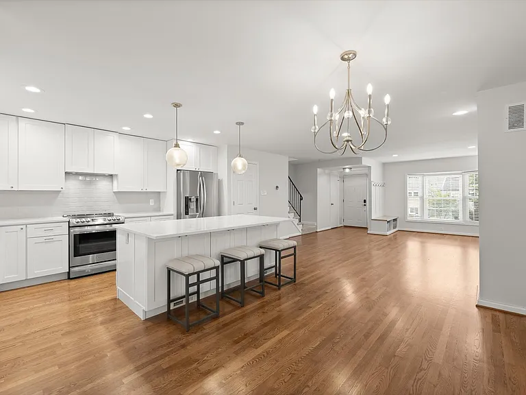 315 Center St N — Photo 11