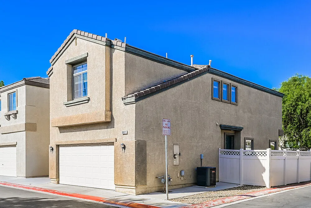 3 bed, 2.5 bath, 1429 sqft, $1,870 — Photo 4