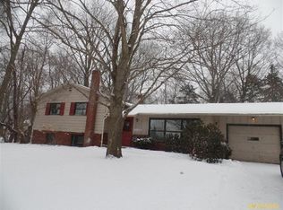 3297 Roseview Dr, Hubbard, OH 44425