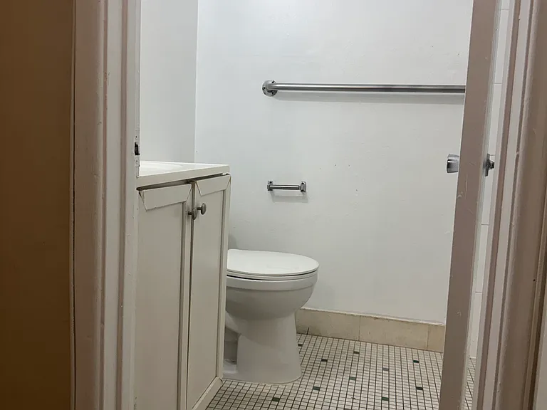 202 E Clifton Ave #4 — Photo 2
