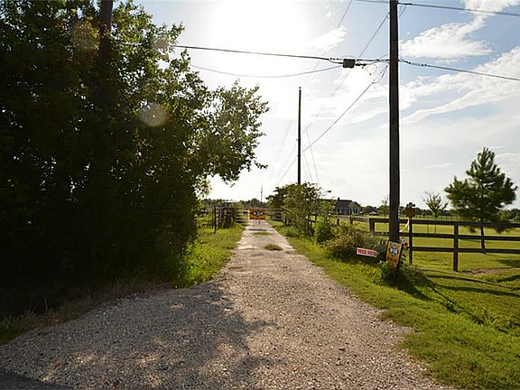 PRIVATE ROAD ENTRANCE. COMPLETE WITH LOCKED GATE AND LONG GRAVEL DRIVEWAY