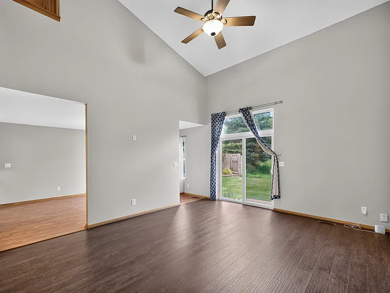 1110 Rose Dr — Photo 7