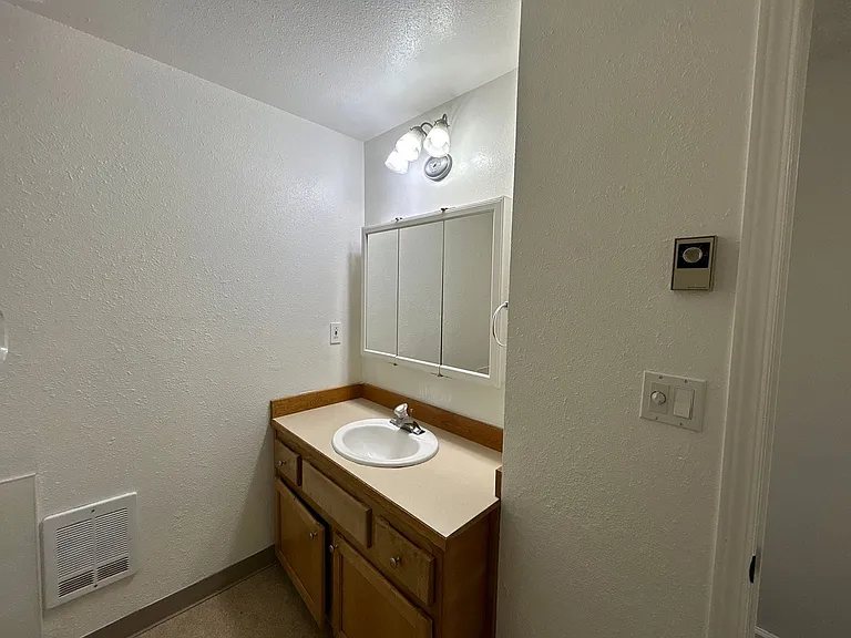 286 SW C St — Photo 11