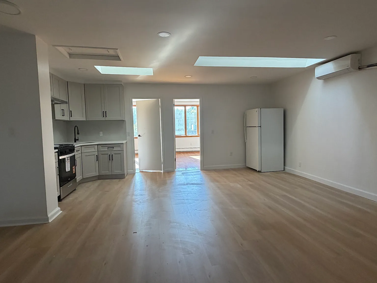 3 bed, 1000 sqft, $2,950 — Photo 1