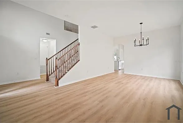 6 bed, 3092 sqft, $5,187 — Photo 4