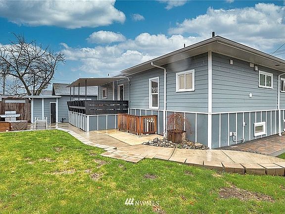 Side along with backyard