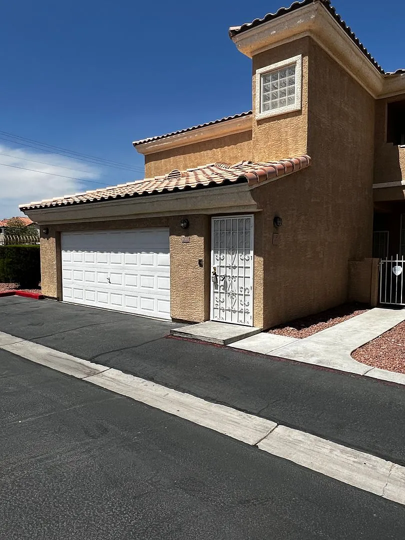 Charming Condo with Private Two-Car Garage in a Gated Community — Photo 2
