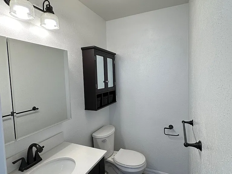547 Lake Dr — Photo 12