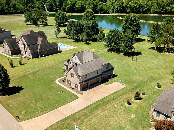3rd image of 175 Lake Pointe Cv