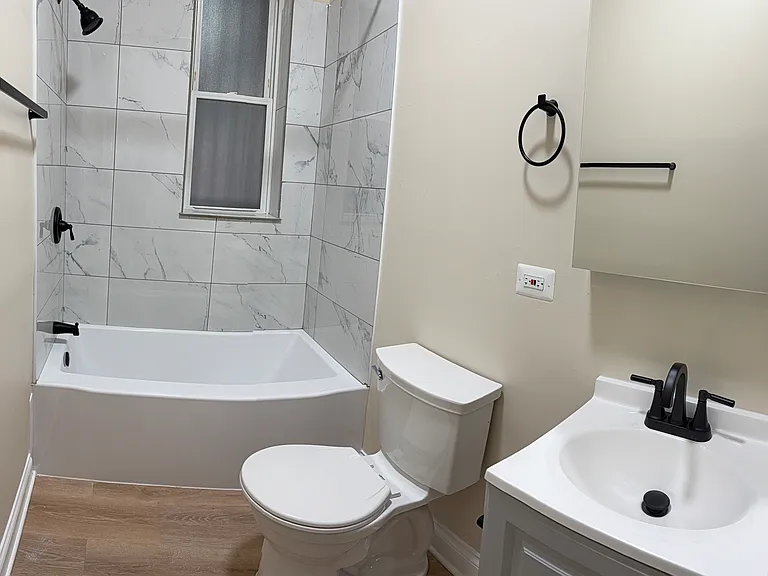 205 E 42nd St #1E — Photo 3