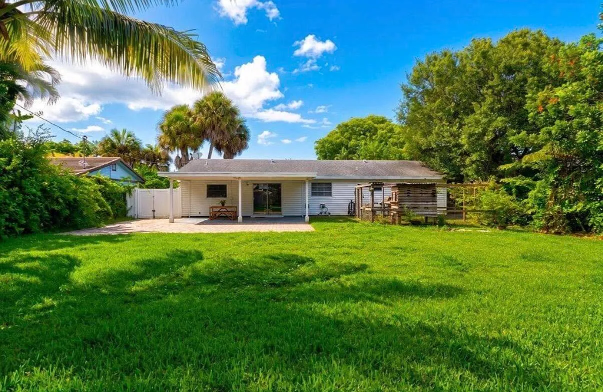 3 bed, 2.0 bath, 1287 sqft, $4,000 — Photo 3