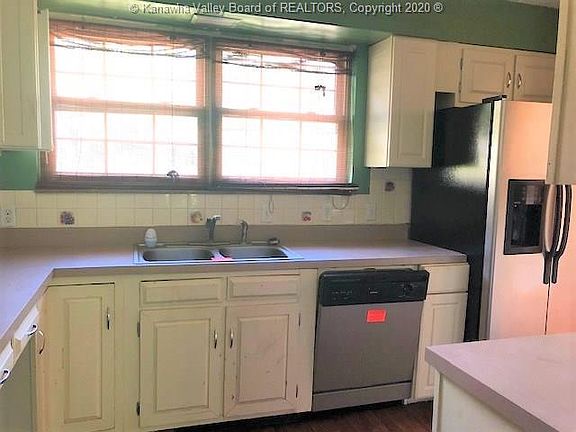 3rd image of 1208 Crown Dr