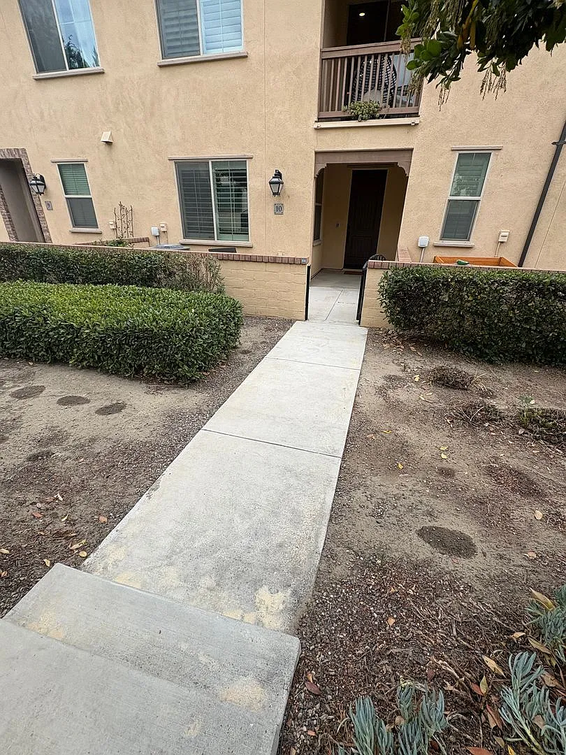Beautifully Upgraded 2 Bedroom, 2-Bathroom Condo--Ontario — Photo 2