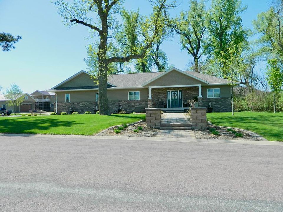 1st image of 1945 Woodland Ct