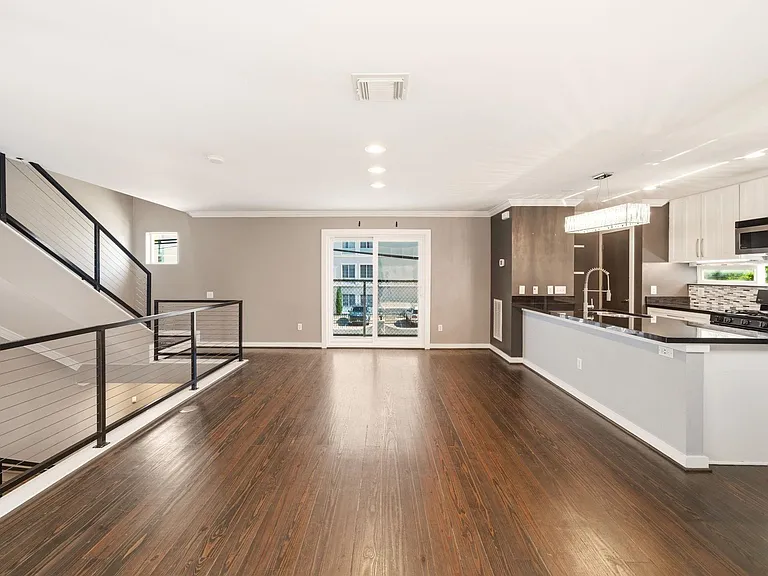 913 Saulnier St — Photo 12