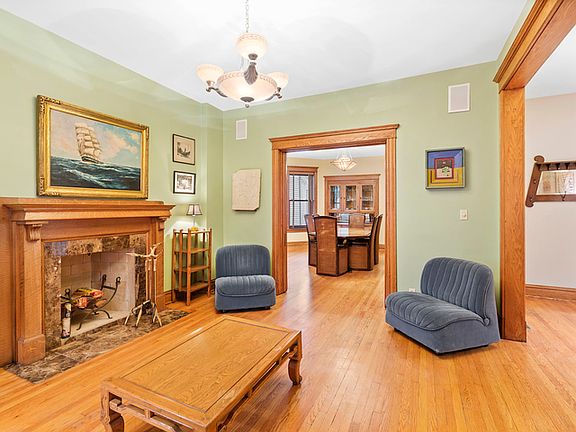 3rd image of 1737 W Melrose St APT 1