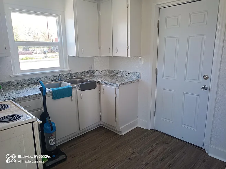 1020 S Broadway St — Photo 3