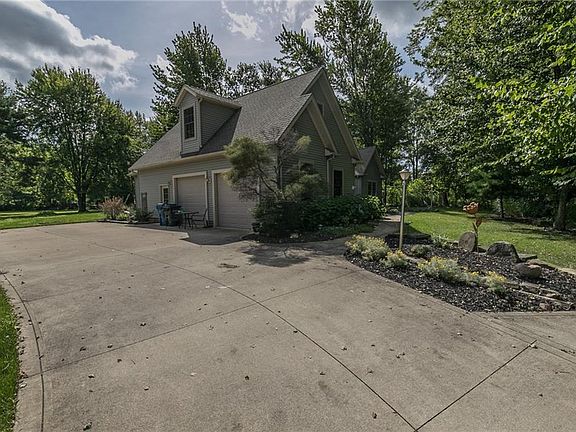 2nd image of 127 Wellington St