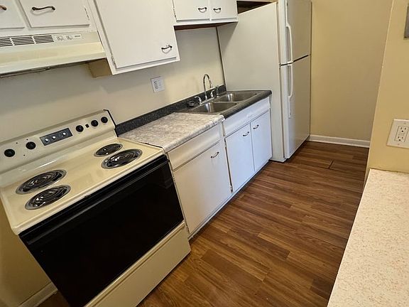 3rd image of 1814 N Main St APT 201