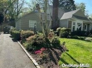 41 Woodbine Rd, Roslyn Heights, NY 11577