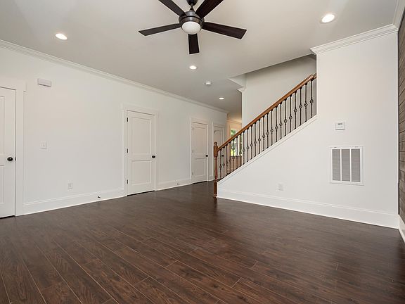 4th image of 496 Averill St