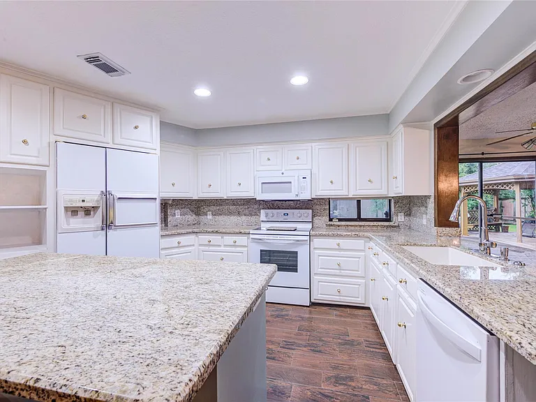 10850 Kirktown Dr — Photo 2