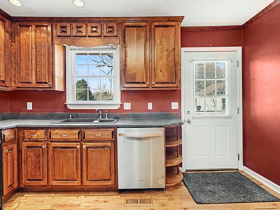 4th image of 710 Washington Dr