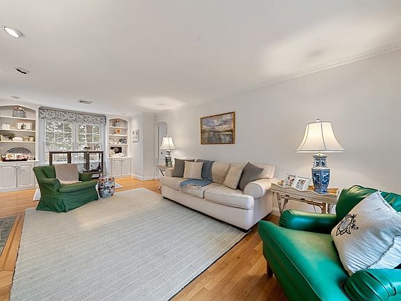 4th image of 55 Burnside Rd