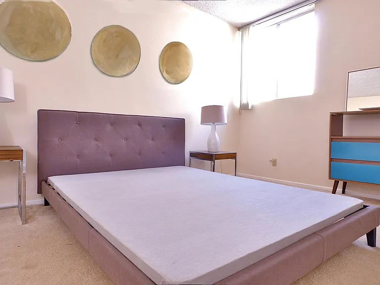 941 10th St #5 — Photo 9