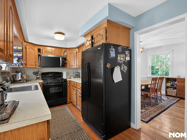 25 Surrey Ln — Photo 2