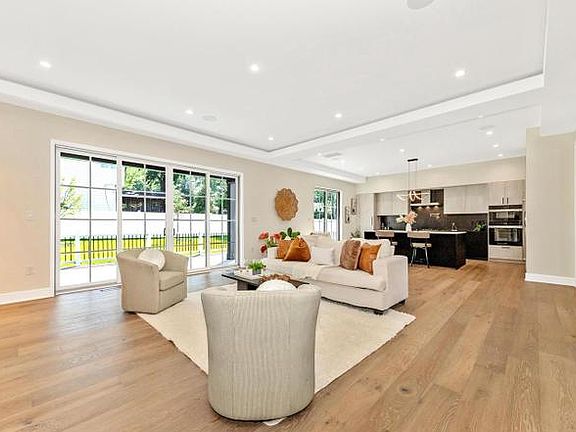 3rd image of 1009 Hillcrest Dr