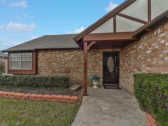 2nd image of 8403 Oakwood Dr