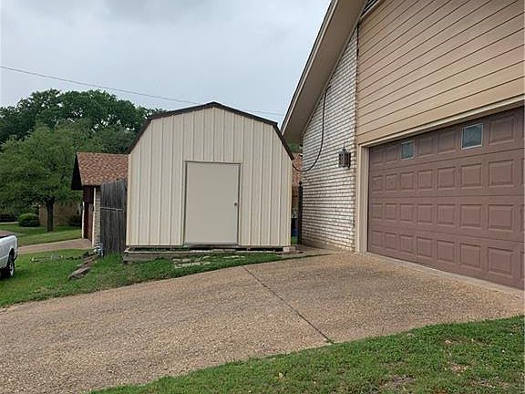 2nd image of 613 E Royal Oaks Dr