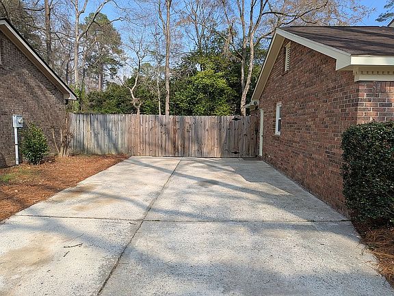 3rd image of 6706 Charter Oaks Cir