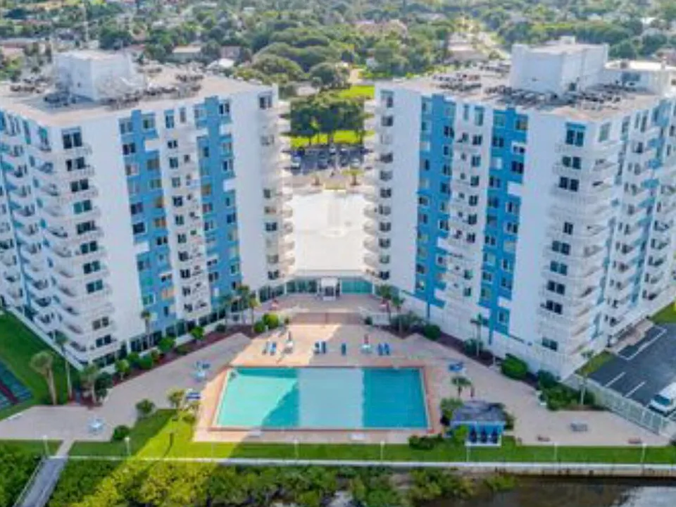 925 N Halifax Ave #910