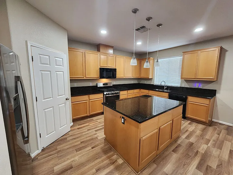 936 Haycastle Ct — Photo 2