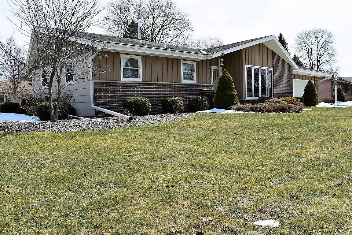 940 Fairview Dr photo 1